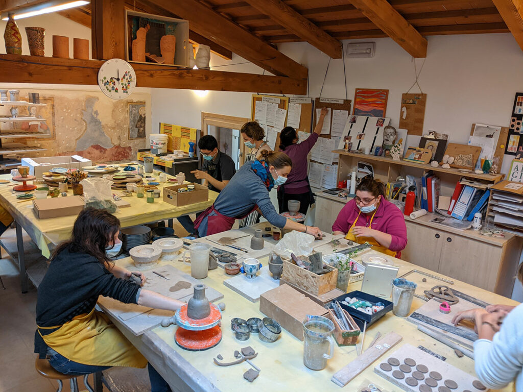 La bottega creativa di Verlata: alcuni utenti impegnati nella produzione artigianale delle bomboniere