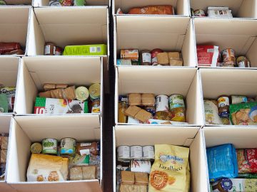 Top view: scatole con spesa alimentare