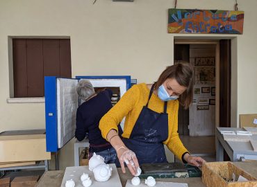 Un'operatrice impegnata nella cottura di prodotti ceramici