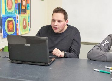Utente lavora al computer durante le attività del centro occupazionale