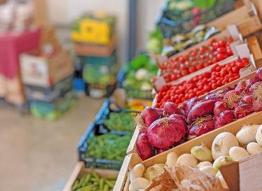 Dettaglio: frutta e verdura esposte al negozio della fattoria