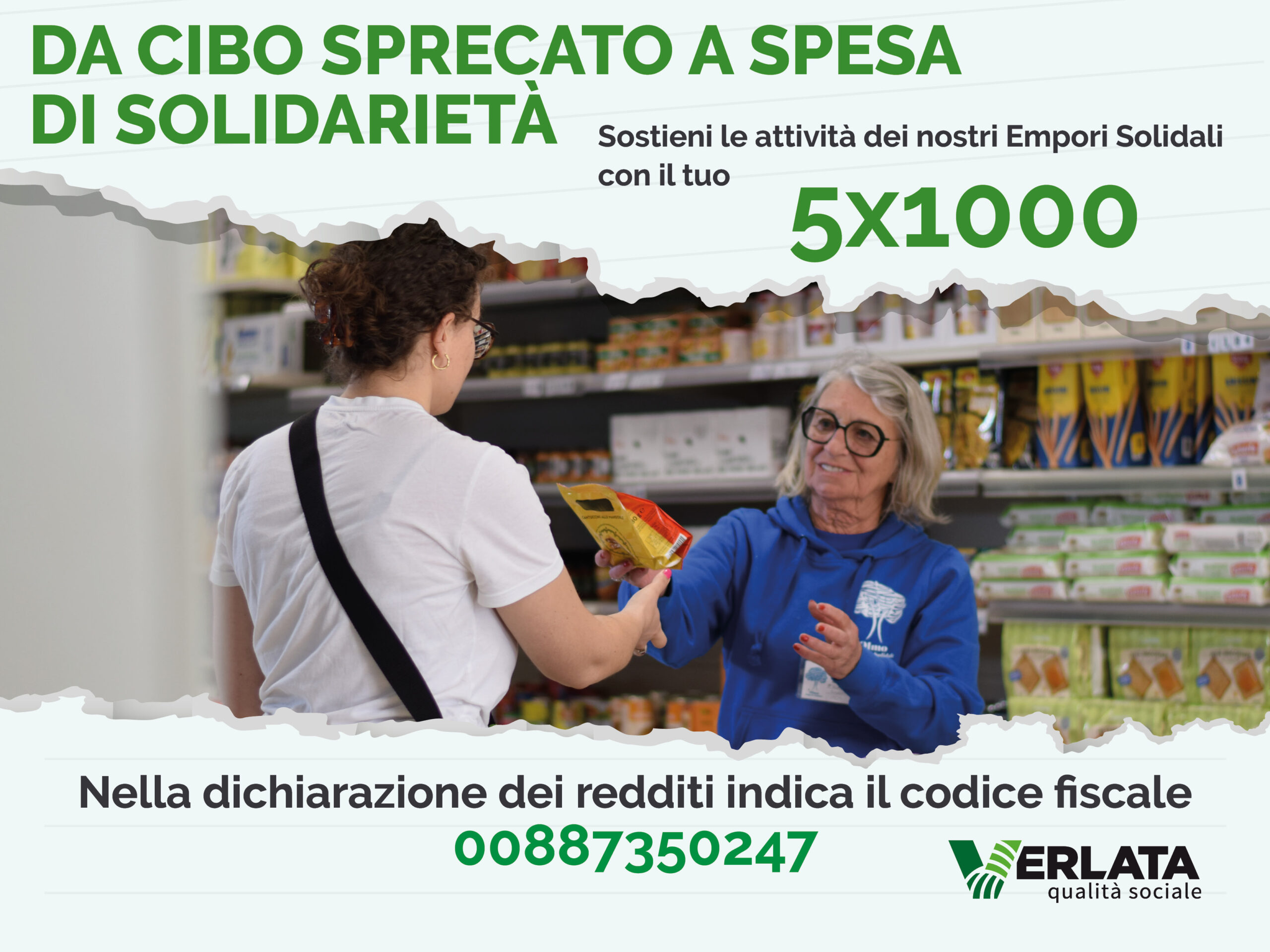 Volontaria in felpa blu consegna un pacco alimentare a una donna in un Emporio Solidale, con scaffali pieni di cibo sullo sfondo. Testo: 'Da cibo sprecato a spesa di solidarietà. Sostieni con il tuo 5x1000. Codice fiscale 00887350247 - Verlata qualità sociale'.